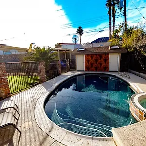 Newer Ranch With Pool And Hot Tub Near The Strip And Freemont Street. Holiday home