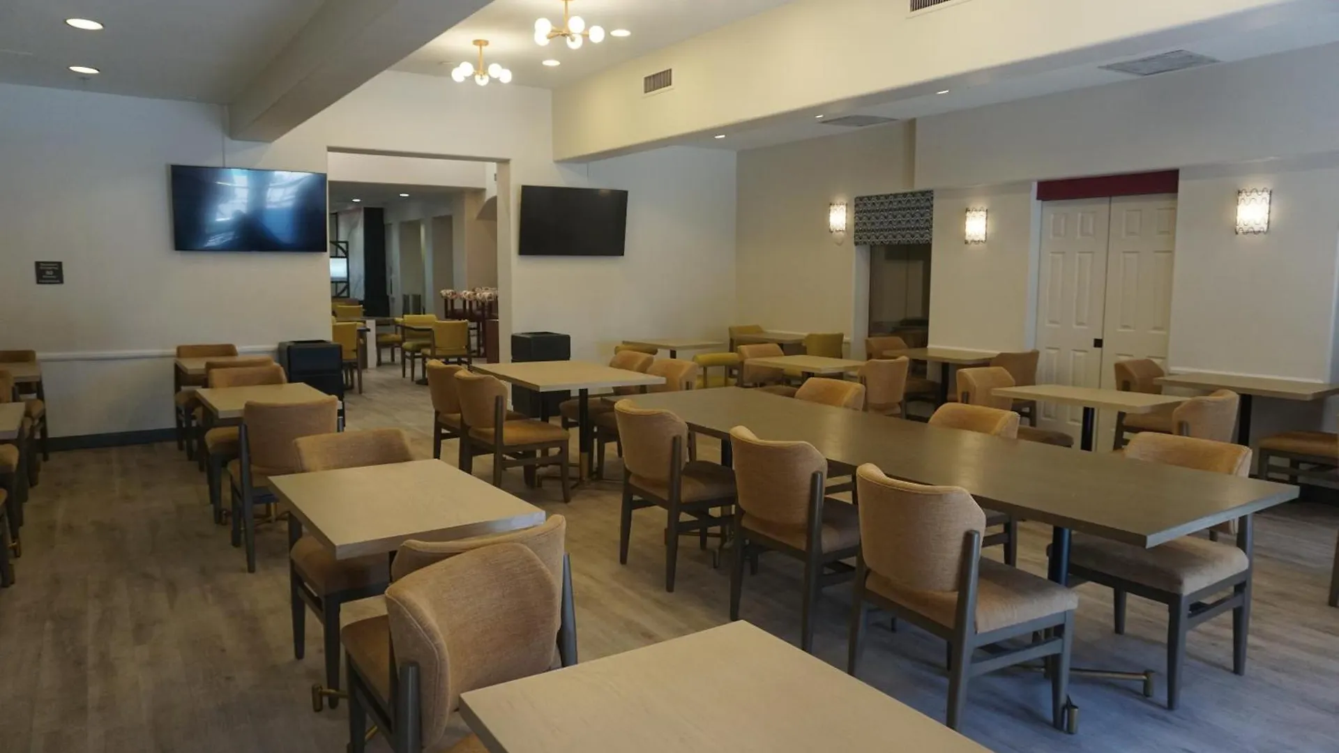 Hampton Inn Tropicana Las Vegas 3*,