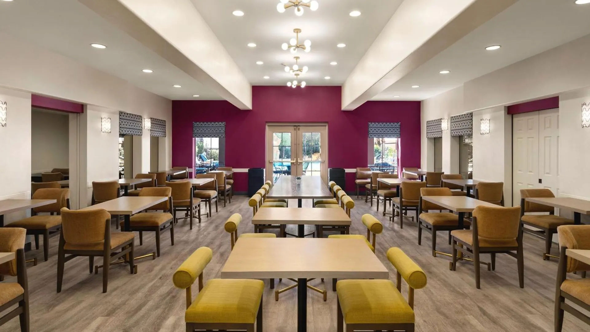 Hampton Inn Tropicana Las Vegas 3*,